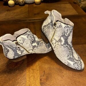 UEC Vince Camuto Womens Gold Snake Western Jemeila Leather Booties  Size 8.5